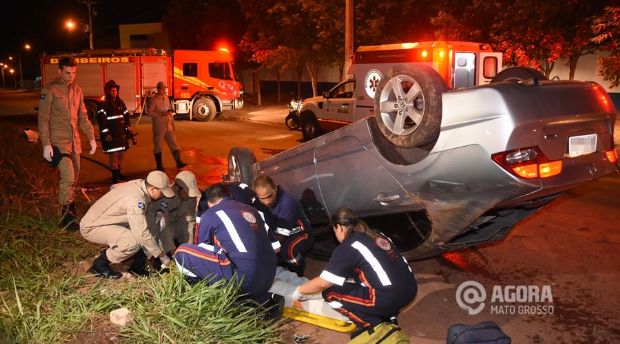 Condutor de Honda Civic capota carro e termina resgatado por equipe dos bombeiros