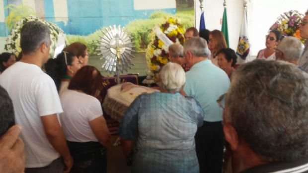 Milhares de parentes, amigos e admiradores compareceram ao velrio de Sarita Baracat, nesta quarta-feira (10), em Vrzea Grande