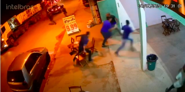 Vdeo mostra troca de tiros entre policiais da Fora Ttica e homem aps roubo de Ranger
