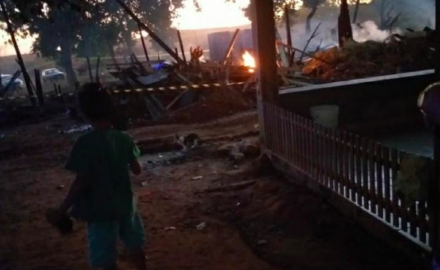 Beb de dez dias morre aps casa de madeira pegar fogo; irm tentou salvar