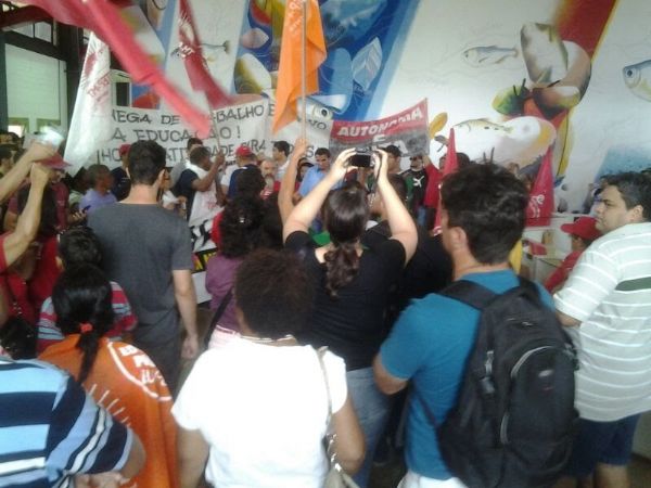 Professores em greve invadem sede da Secopa em protesto contra governo do Estado