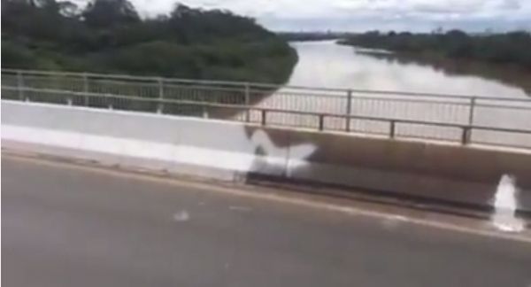 Vdeo mostra que Prefeitura de Vrzea Grande pintou a ponte Srgio Motta pela metade