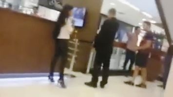 Casal briga em shopping center por causa de celular e vdeo da confuso viraliza em redes sociais; Assista