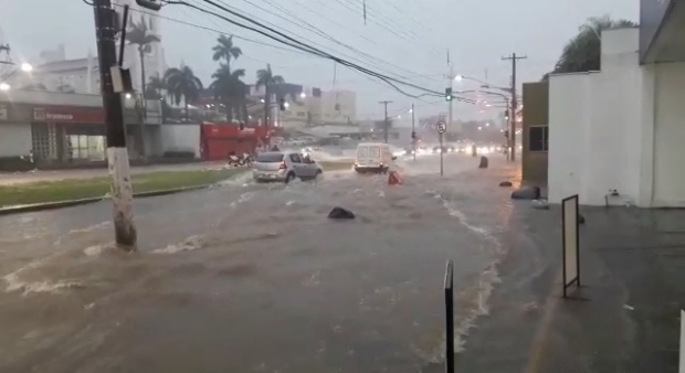 ​Chuva transforma Avenida da Prainha em rio e alaga lojas;  veja vdeos 