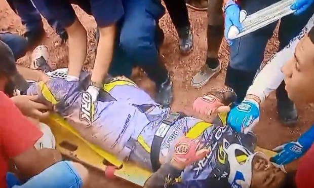 Piloto de motocross de Mato Grosso sofre forte queda durante corrida em So Paulo;  veja vdeos 