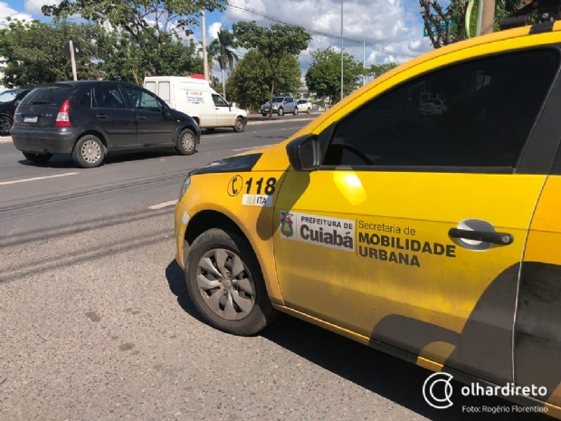 'Amarelinhos' multaro motoristas que estacionam em vagas de idosos e deficientes em supermercados e shoppings