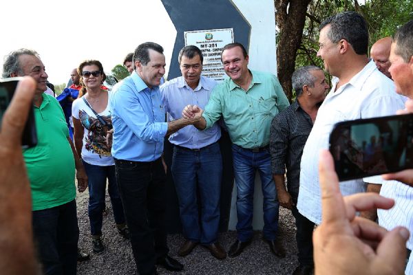 Silval com aliados, no  Vale do Araguaia recebe obras  de pavimentao da MT-100 entre Pontal do Araguaia e Torixoru
