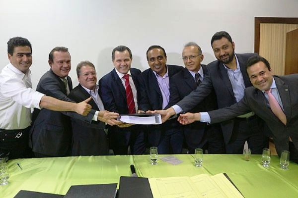 Silval Barbosa com Walace Guimares, ladeados por Wellington Fagundes e Carlos Pereira, da CEF, no investimento da histria de Vrzea Grande.