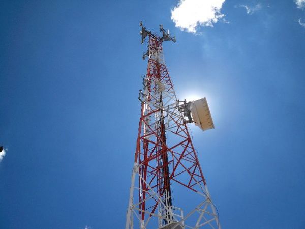 Homem morre ao cair de 20 metros de altura de torre de telefone celular