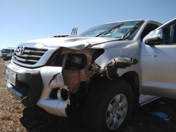 Pea de carreta se solta e atinge Toyota em rodovia; condutor no resiste e morre