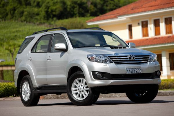 Operao das polcias prende dupla ao tentar levar Toyota Hilux para Bolvia