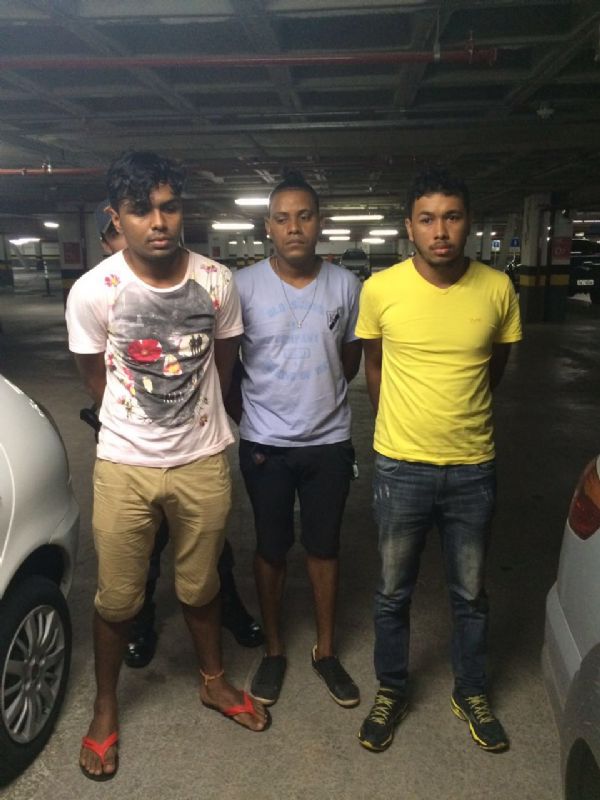 Trs suspeitos de trfico so presos pela PM em estacionamento de shopping center
