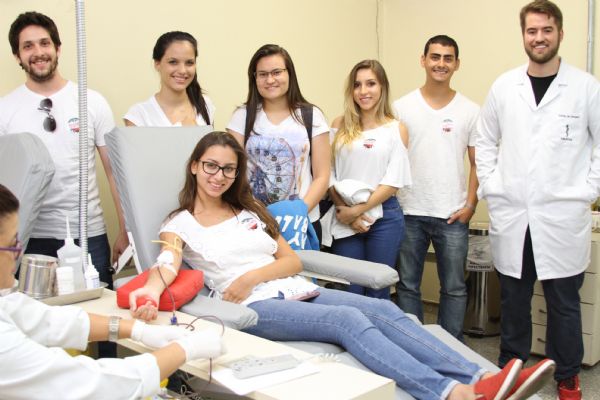 Acadmicos promovem trote solidrio com doao de sangue