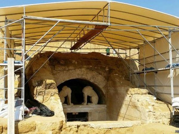 Descoberta de tumba misteriosa anima gregos em meio  crise econmica