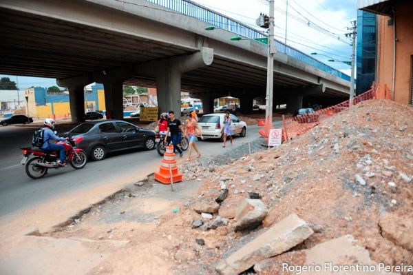 Alargamento em rua ao lado do viaduto da UFMT causa transtorno a pedestres;  veja fotos