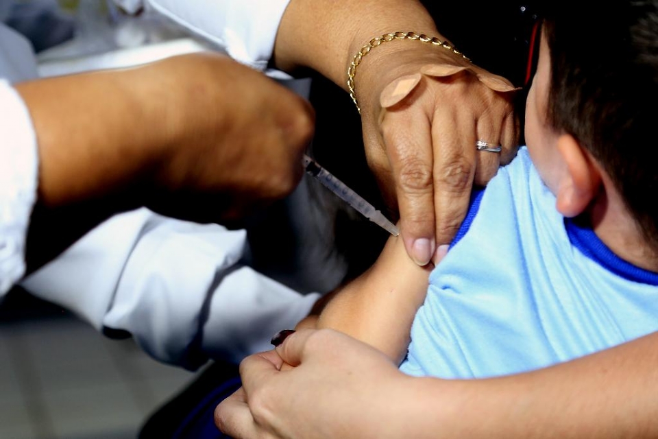 Mato Grosso recebe novas doses de vacina para a faixa etria de seis meses a trs anos
