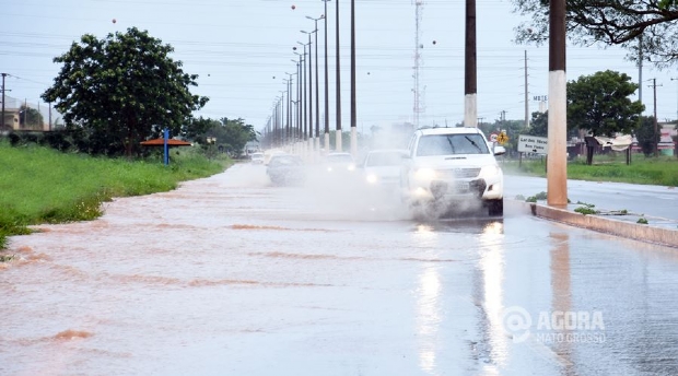 Chuva intensa alaga avenidas de cidade em Mato Grosso;  fotos e vdeo 