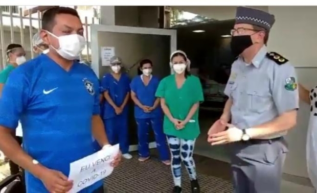 Sargento deixa hospital aps onze dias internado com Covid-19 e  recebido por colegas