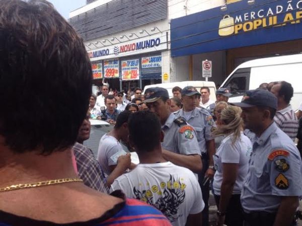 Comerciante  preso durante operao de retirada de ambulantes do centro de Cuiab