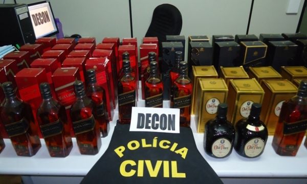 Whisky falso das marcas Johnnie Walker e Old Parr apreendidos em Cuiab aps denncia