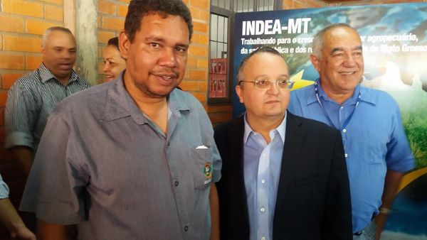 Servidores Waltemberg Jos Oliveira, que   portador de Dow, com o colega Csar Almeida e o governador Pedro Taques, no Indea