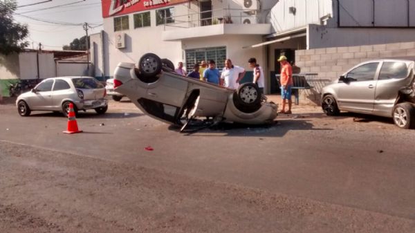 Carro capota na avenida Beira Rio e testemunhas apontam alta velocidade