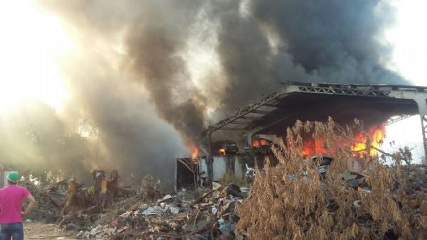 Incndio atinge oficina de caminhes em Vrzea Grande;  fotos 