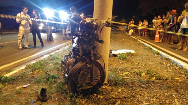 Sem CNH, motociclista morre aps bater em poste; homem saiu para beber aps o trabalho