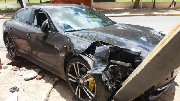 Condutor perde direo de Porsche Panamera e bate contra comrcio; carro pode custar at R$ 900 mil