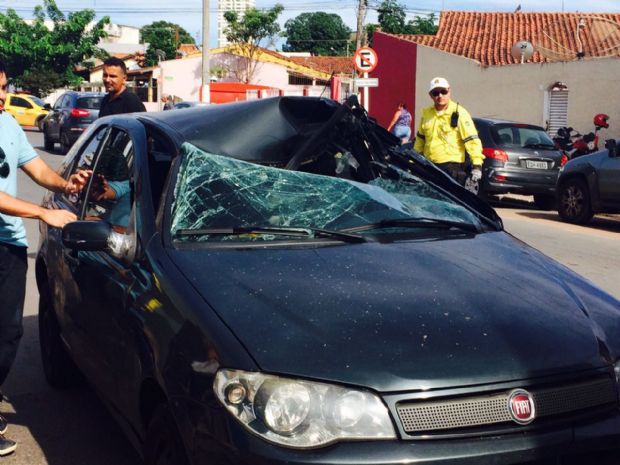 Mulher fica ferida e carro destrudo aps colidir contra traseira de caminho;  fotos 
