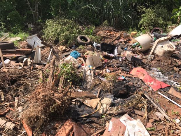 Moradora reclama de lixo jogado perto de casa: No conseguimos nem comer por causa do fedor;  fotos e vdeo 