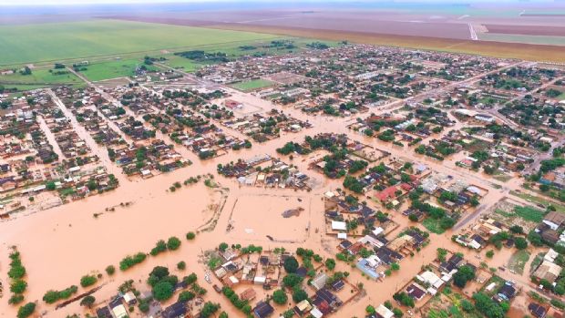 Mais de 700 casas foram inundadas aps 48 horas de tempestade; Famlias em reas de risco resistem