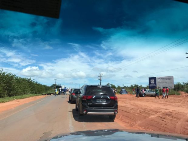 Funcionrios terceirizados fecham rodovia que liga Cuiab a Chapada e cobram pagamento de salrios;  fotos e vdeos 
