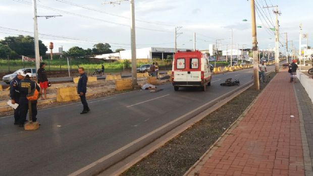 Vdeo mostra momento em que motociclista colide violentamente com poste na avenida da FEB
