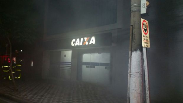 Fumaa em agncia da Caixa assusta moradores e mobiliza Corpo de Bombeiros;  fotos 