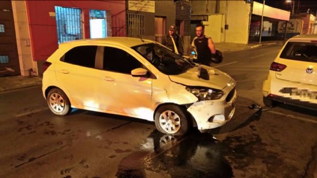 Condutora supostamente embriagada bate em dois veculos e trava trnsito em avenida de Cuiab;  fotos 