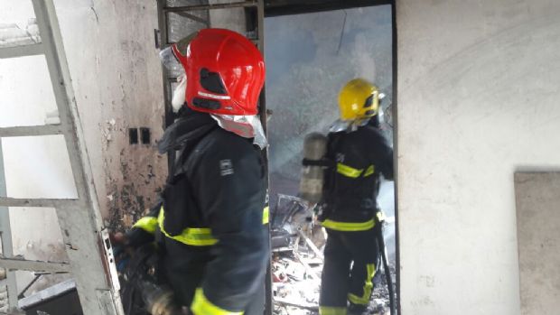 Incndio atinge residncia em Cuiab e parte do teto desaba;  fotos 
