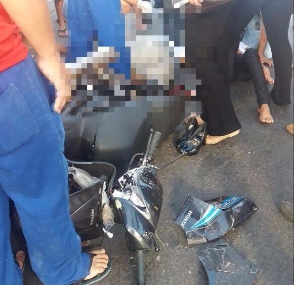 Homem morre e mulher fica ferida aps acidente entre Honda Biz e caminho