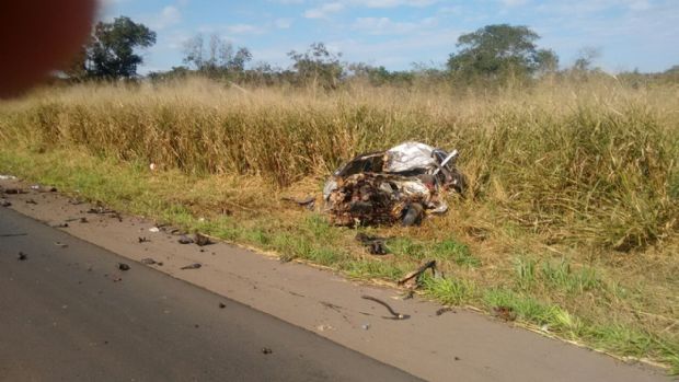 Sargento da PM morre aps bater carro contra carreta na BR-070;  fotos 