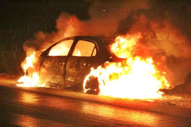 Carro pega fogo em rodovia e motorista consegue escapar por pouco;  fotos 
