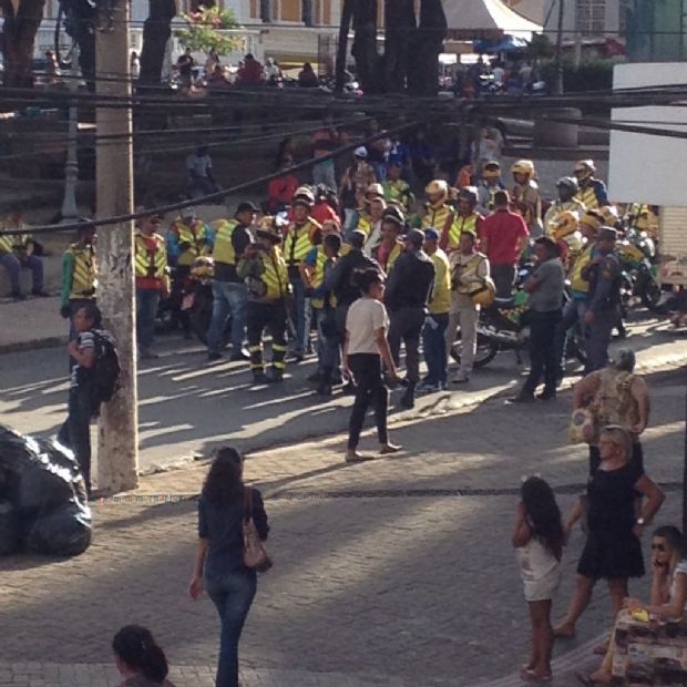 Mototaxistas fecham avenida Getlio Vargas em Cuiab durante protesto
