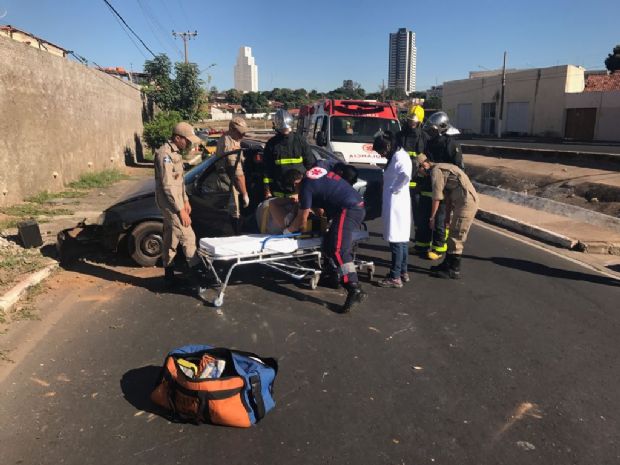 Motorista bate carro contra poste e deixa regio de Cuiab sem energia;  fotos e vdeo do resgate 