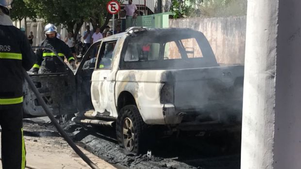 Caminhonete explode e  consumida pelo fogo na avenida Marechal Deodoro em Cuiab;  veja vdeo 