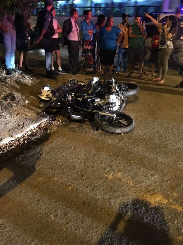 Motociclista morre aps bater em nibus prximo ao Parque das guas;  veja fotos e vdeo