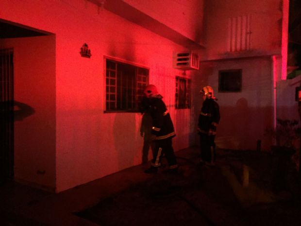 Corpo de Bombeiros combate incndio em residncia de Cuiab aps ventilador iniciar fogo