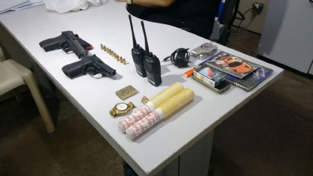 Mulher  detida aps polcia encontrar maos de cigarro, duas pistolas e R$ 20 mil em espcie