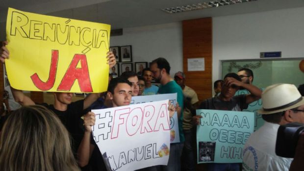 Manifestantes pedem renncia de Emanuel Pinheiro durante protesto na Cmara;  fotos e vdeo 