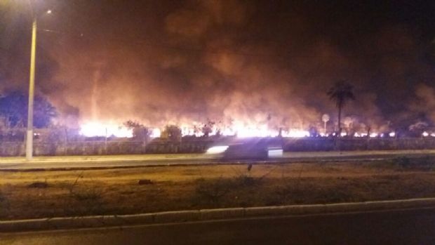 Incndio consome terreno ao lado do aeroporto Marechal Rondon; Veja fotos e vdeo