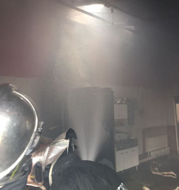 Bombeiros apagam incndio em lava jato; fogo comeou em botijo de gs