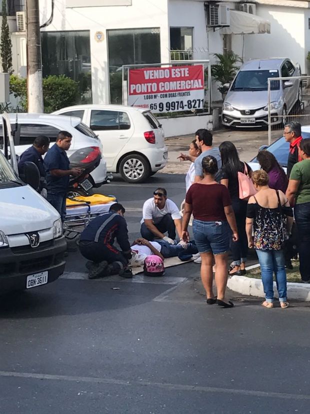 Motociclista fica ferido ao colidir em carro em frente ao Shopping Goiabeiras